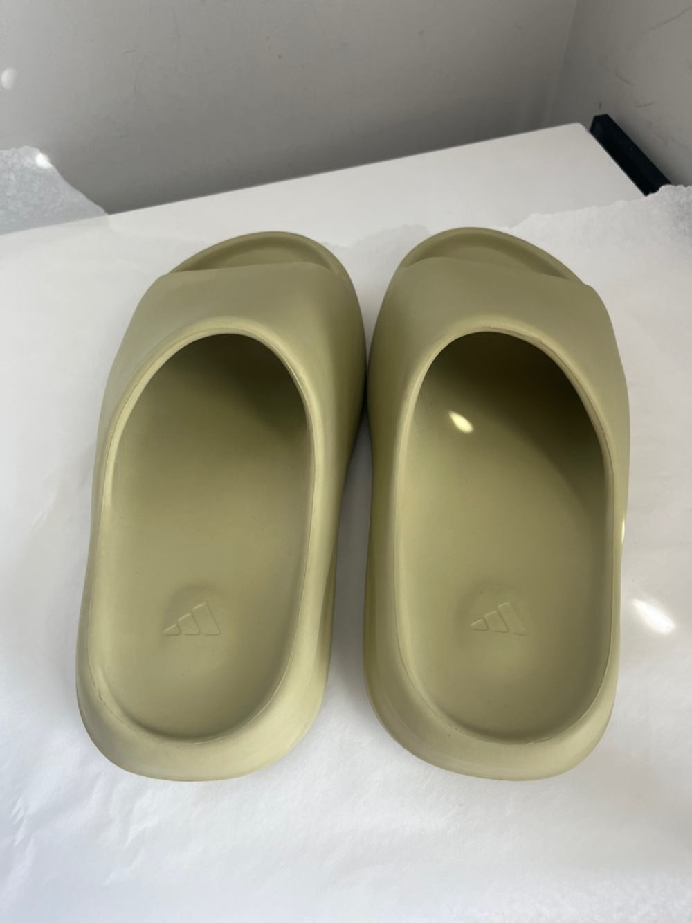 Adidas Boys Yeezy Slides Size 6 - Picture 2 of 7